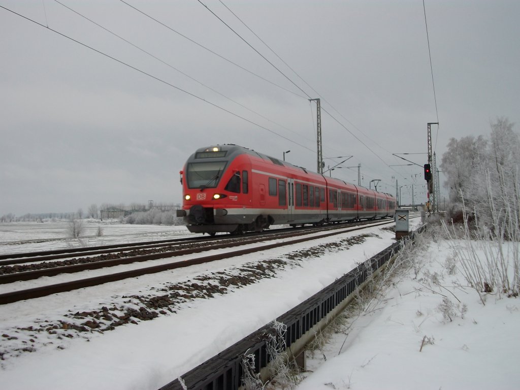 RE 33314 Binz-Stralsund am 08.Dezember 2010 beim Verlassen von Bergen/Rgen. 
