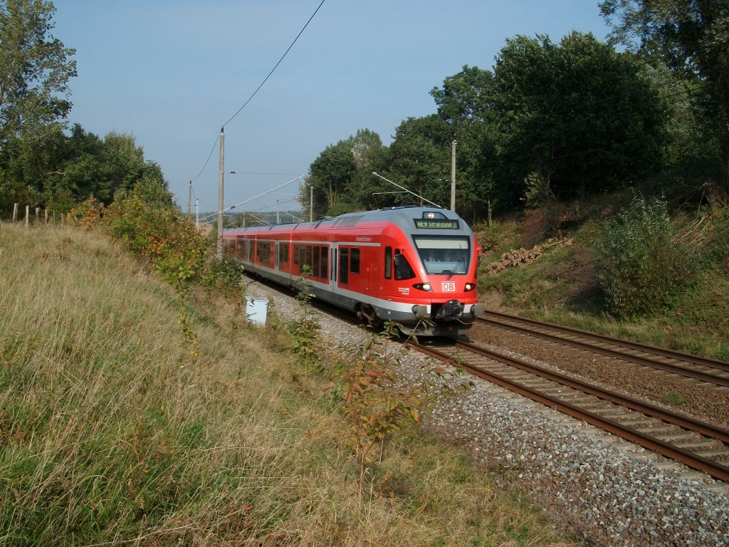 RE 33314 Binz-Stralsund gefahren von 429 028 am 06.Oktober 2010 zwischen Lietzow und Bergen/Rgen.