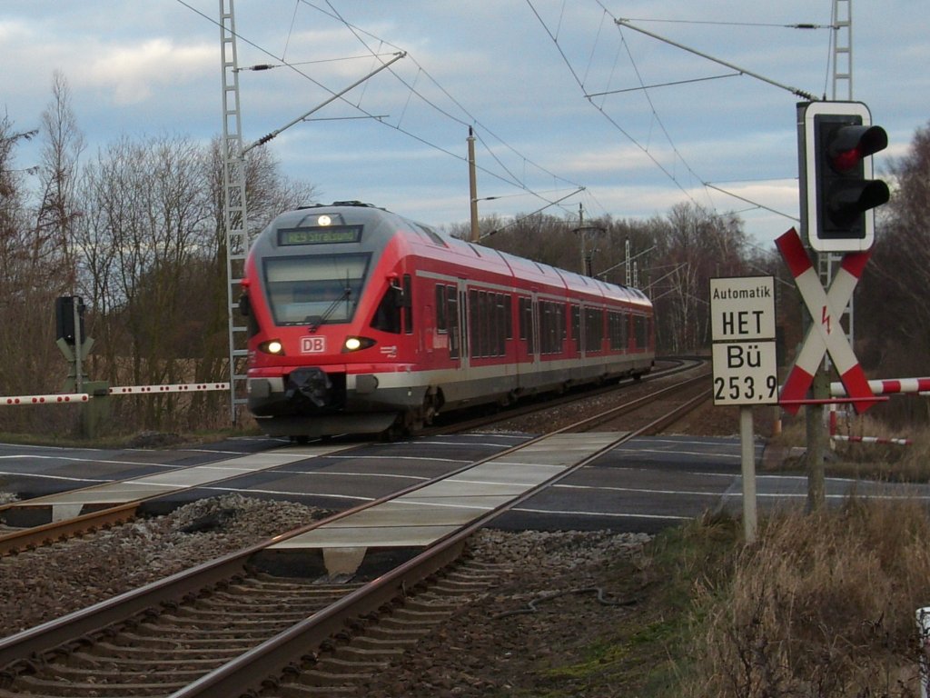 RE 33314 Binz-Stralsund unterwegs am 27.Dezember 2009 an einem Bahnbergang bei Bergen/Rgen.