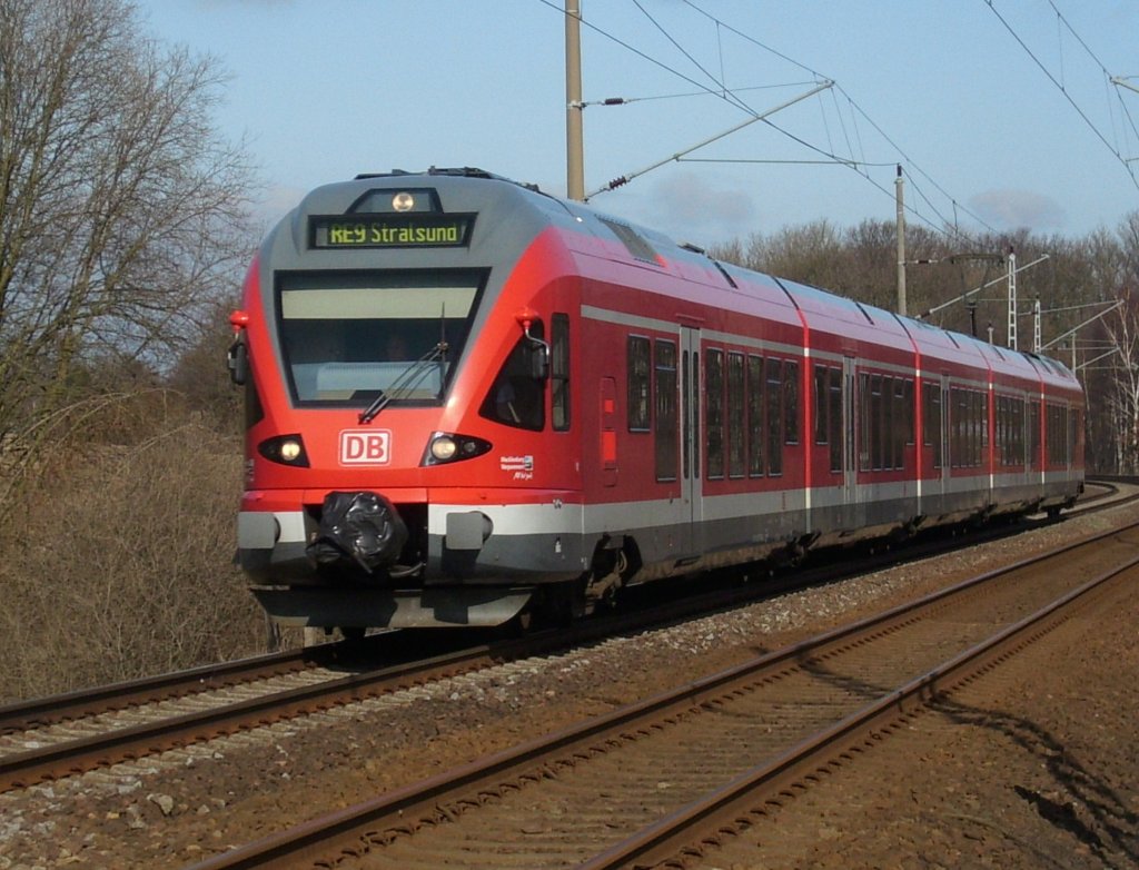 RE 33314 Binz-Stralsund unterwegs am 21.Mrz 2010 zwischen Lietzow und Bergen/Rgen.Noch ist mein Fotostandpunkt frei vom Gestrpp in wenigen Wochen mu ich mich dann wieder durch Dornenhecken und Kletten kmpfen um zu meinen Fotopunkt zu gelangen.