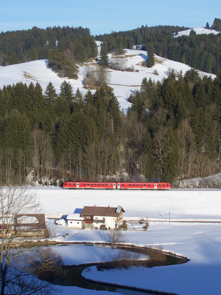 RE 3396 von Lindau Hbf nach Nrnberg Hbf passiert gerade Unterthalhofen (Stiefenhofen) am 19.03.2010.