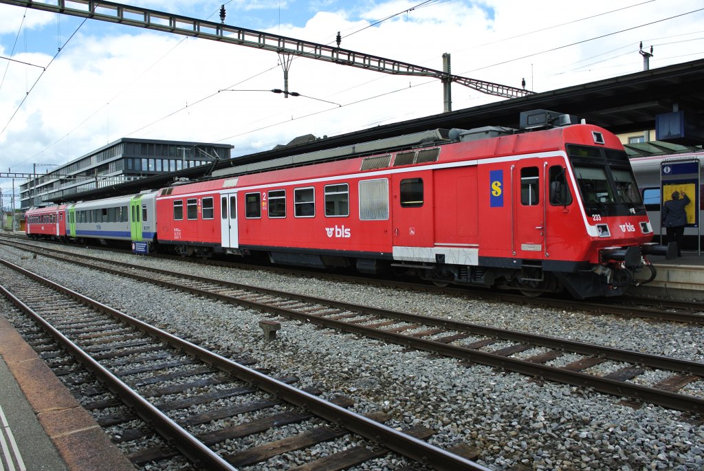 RE 3435/3440 beim Wenden in Solothurn. Bei diesem RBDe 566II Pendel ist der Mittelwagen durch einen lteren Mittelwagen, der Pendelserie 566 I, ersetzt. Der Pendel besteht aus: RBDe 566 233, B 50 85 29-35 503-6 und dem ABt 50 85 80-35 933-1, 07.05.2012.