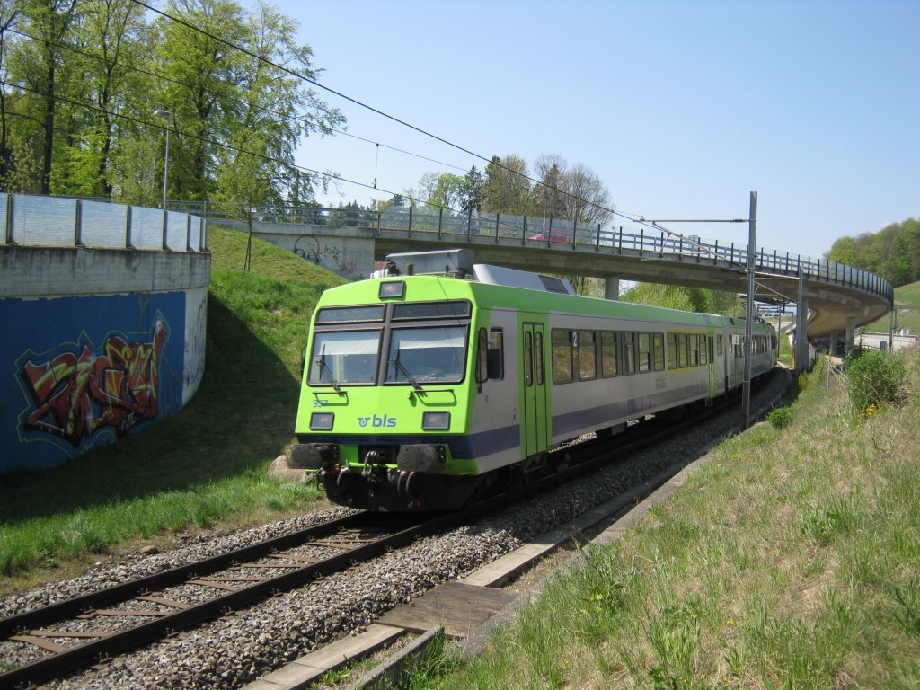 RE 3444, Solothurn-Thun, auf Hhe Biberist Enge, 17.04.2011.