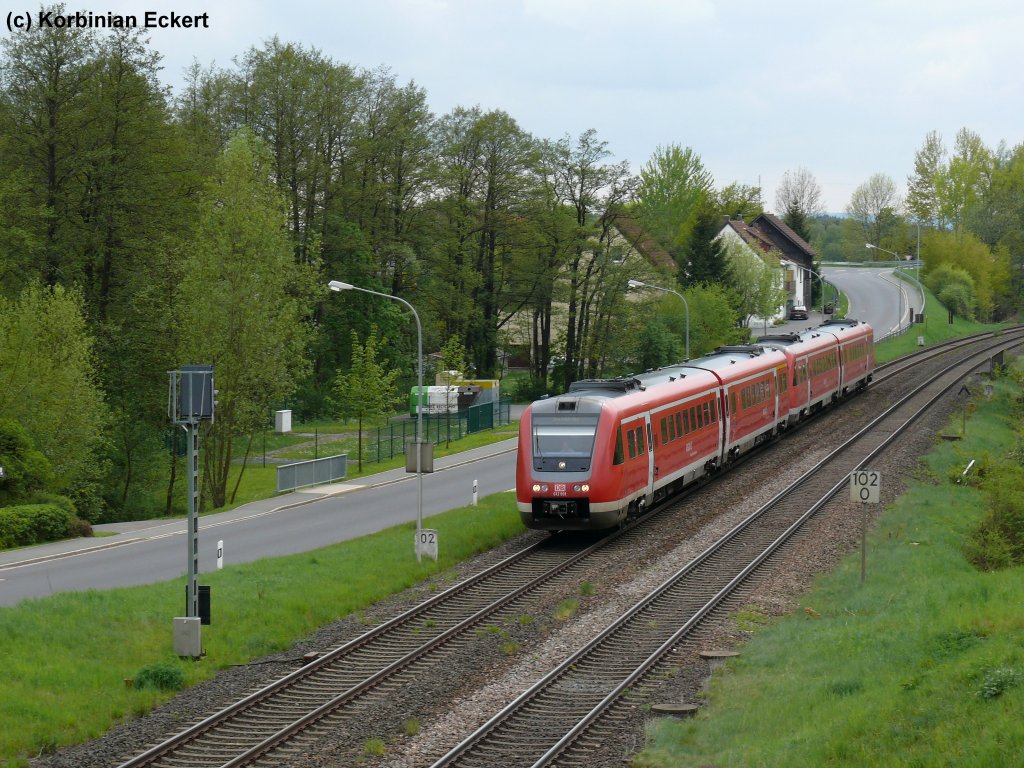 RE 3461 in Form von 2x612 als Franken-Sachsen Express bei der Durchfahrt in Immenreuth, 12.05.2010