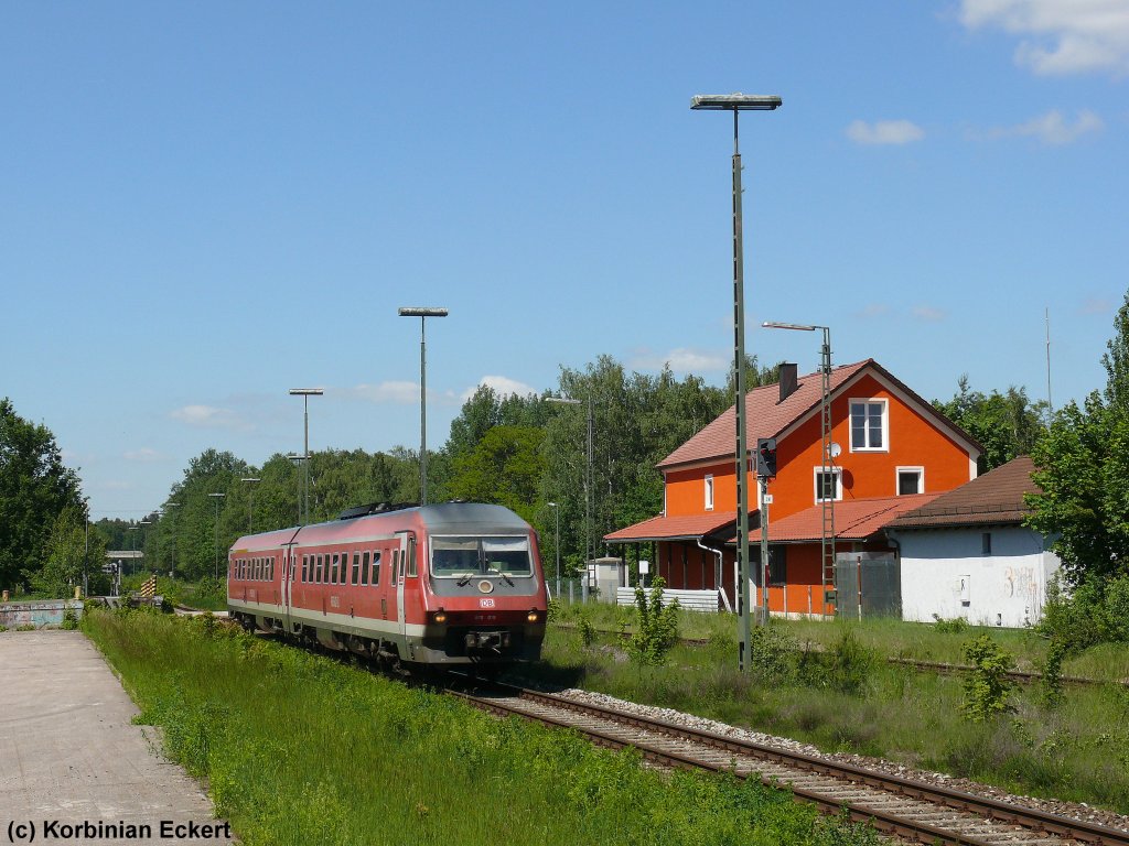 RE 3587 richtung Regensburg in Form einer Baureihe 610 bei der Durchfahrt in Klardorf, 04.06.2010