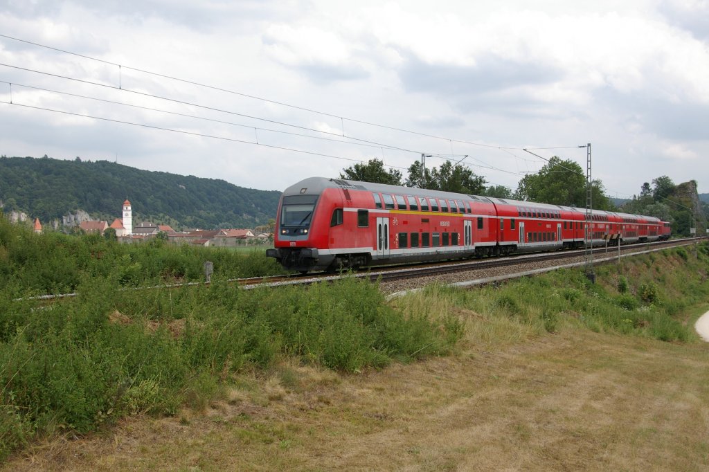 RE 35934 Mnchen-Ingolstadt-Treuchtlingen-Nrnberg fhrt am 17.07.2010 bei Dollnstein durchs Altmhltal.