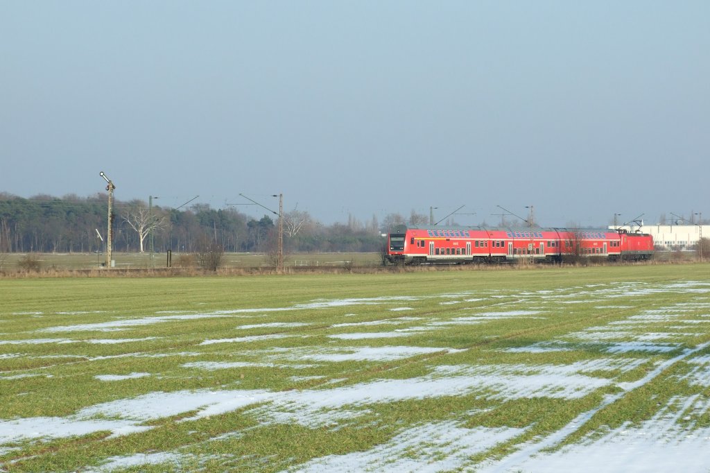 RE 36128, geschoben von 114 301, ist hier kurz vor der Passage von Posten  NK  nahe Rodleben. Endstation: Magdeburg Hauptbahnhof.
Rodleben, der 9.3.2010