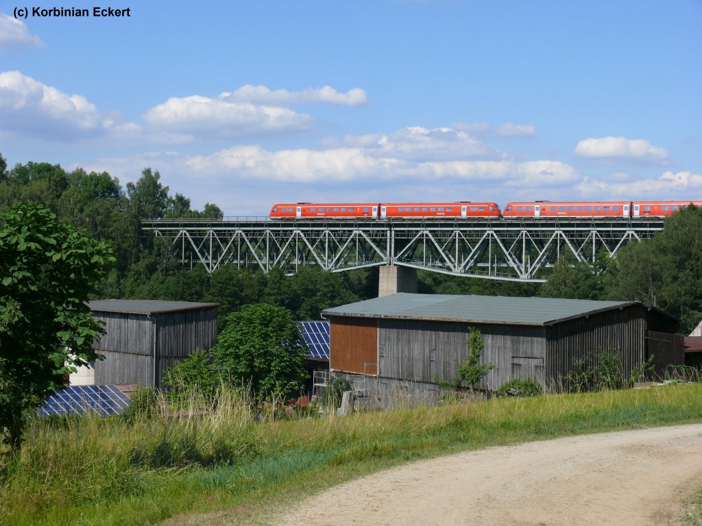RE 3694 nach Gera Hbf bei der �berquerung des Th�lauer Viadukts, 19.07.2010