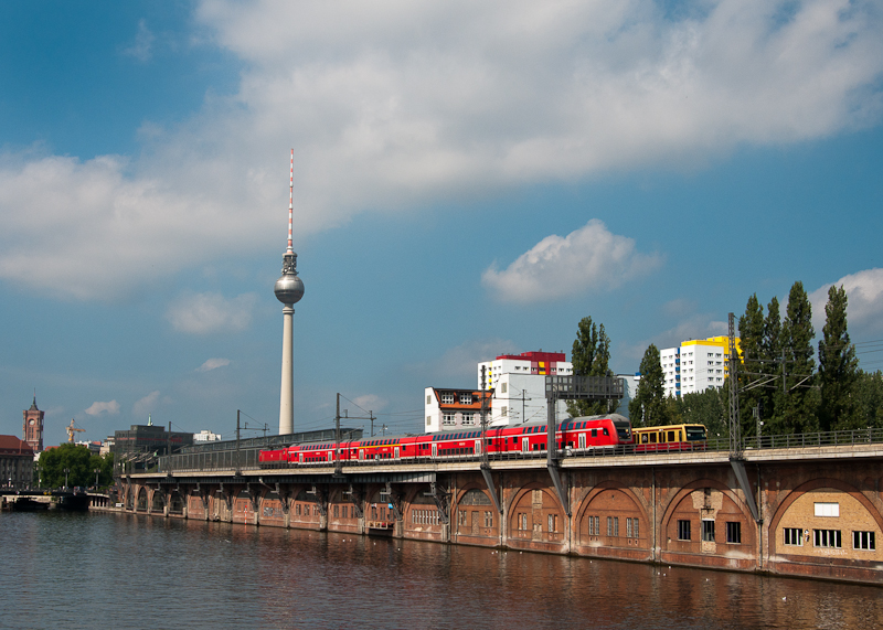 RE 37409 (Rathenow - K�nigs Wusterhausen) mit Schublok 112 123 am 25. August 2011 kurz vor dem Ostbahnhof. Rechts wollte noch eine S-Bahn mit ins Bild.