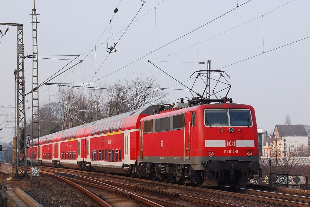 RE 4 bei der Ausfahrt aus Rheydt Hbf, geschoben von 111 013-9 am 14.3.2012
