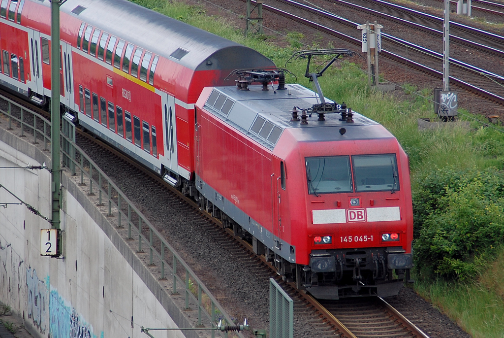RE 4 bei Neuss auf der KBS 485 als Schublok in Richtung Rheinbrcke nach Dsseldorf unterwegs. 15.5.2011