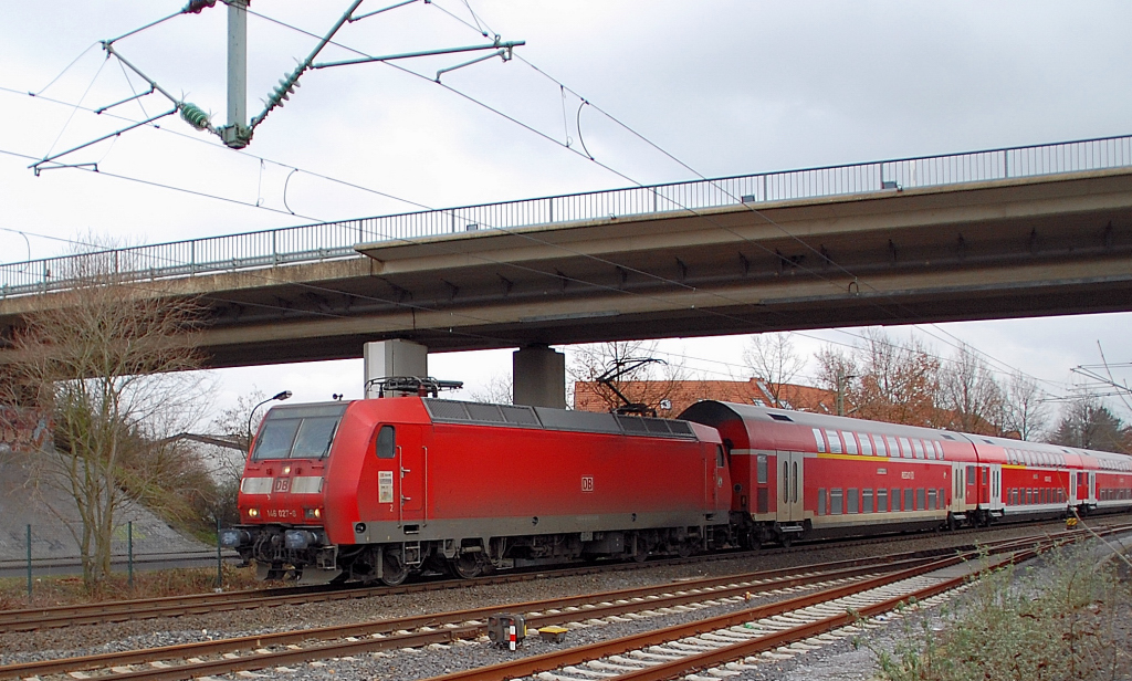 RE 4 mit der 146 027-8 im Vorspann. Dienstagmittag den 15.2.2011 donnert der Zug durch den Bahnhof Korschenbroich.