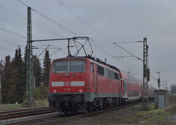 RE 4 mit Nachschub 111 117 in Kleinenbroich am Samstag den 1.12.2012
