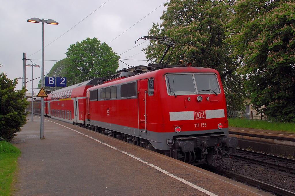 RE 4 nach Dortmund im Bahnhof Rheydt Hbf Gleis 2. Geschoben von der 111 155 am 5.5.2012 