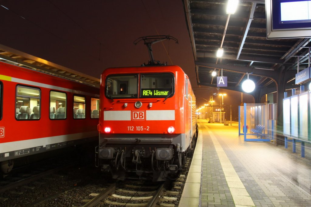 RE 4 nach Wismar wird heute von Ludwigslust nach Wismar von der 112 105 geschoben. 08.12.2009