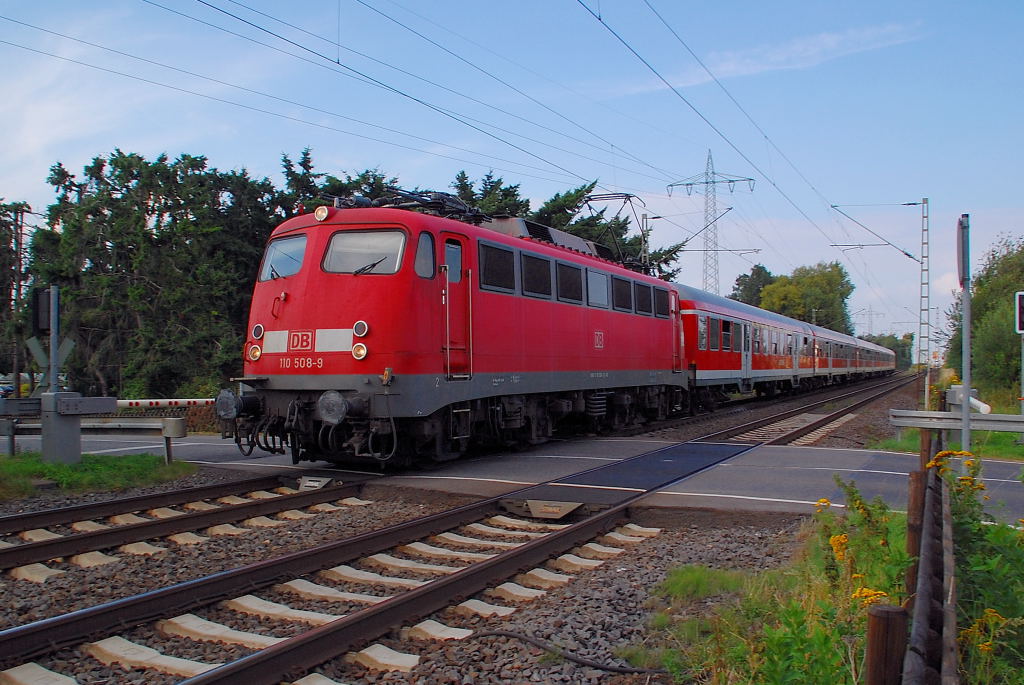 RE 4 Verst�rker mit 110 508-9 bei Herrath am Bahn�bergang Herrather Linde. 9.8.2012