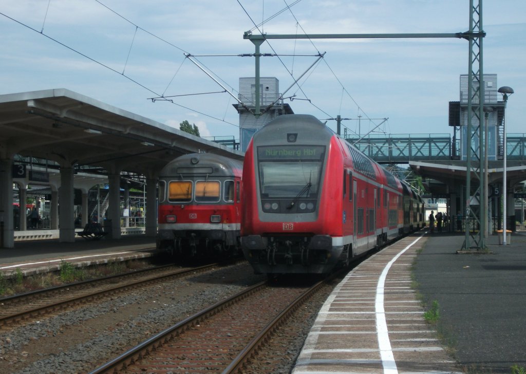 RE 4109 nach Nrnberg und der Verstrkerzug RE 4595 nach Coburg stehen am 18.Juni 2012 im Sonneberger Hbf.