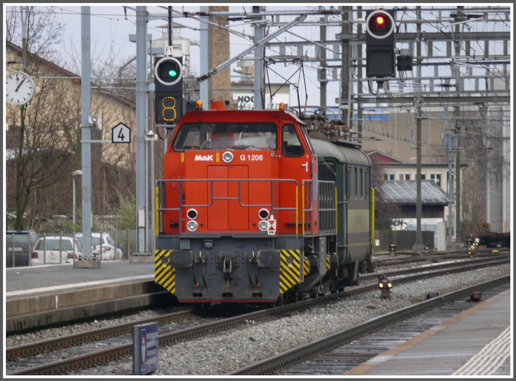 Re 416 628-6 von Swiss Rail Traffic zieht eine MAK G1206 847 852-1 beschriftet mit Panlok 1 Bm 4/4 durch den Bahnhof Aarau. (13.12.2010)