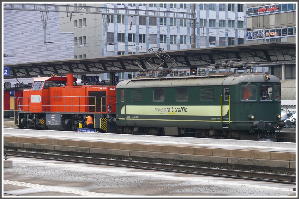 Re 416 628-6 von Swiss Rail Traffic zieht eine MAK G1206 847 852-1 beschriftet mit Panlok 1 Bm 4/4 durch den Bahnhof Aarau und macht dabei einen kurzen  Boxenstopp . (13.12.2010)