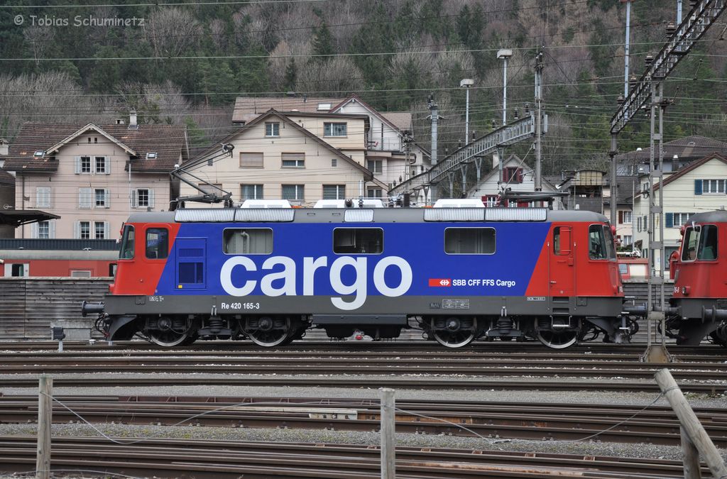 Re 420 165 steht am 07.01.2012 frisch lackiert vor dem Depot in Erstfeld. Fotografiert vom frei zugnglichen Bereich.