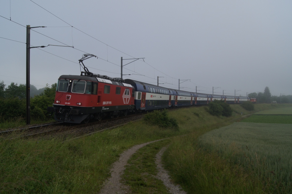 Re 420 227-1 verlässt am 14.6.12 mit einer S 11 Andelfingen in Richtung Winterthur.