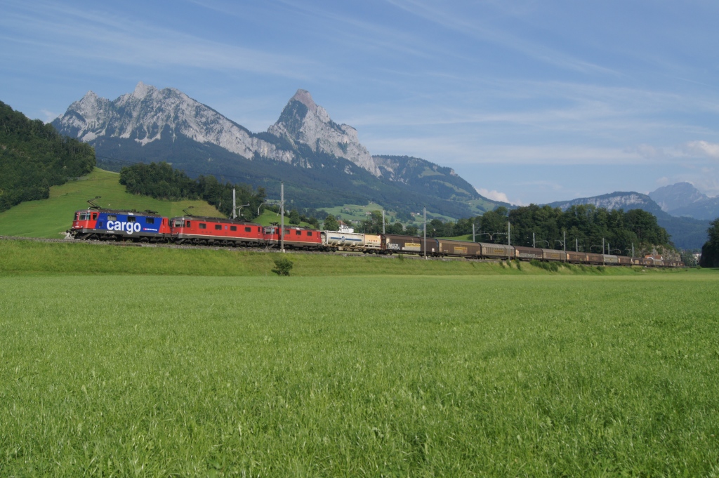 Re 420 276-8, Re 6/6 11672 und Re 4/4 II 11293 fahren am 26.7.11 mit einem Containerzug von Schwyz Richtung Steinen.