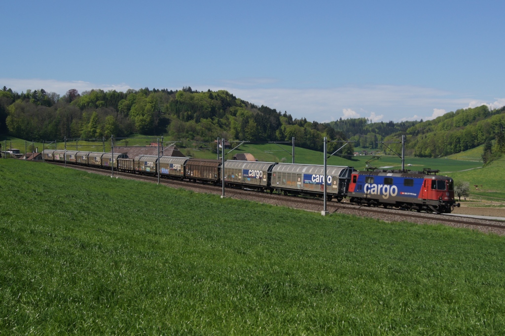 Re 420 276-8 zieht am 4.5.12 einen Gterzug von Burgdorf Richtung Wynigen.