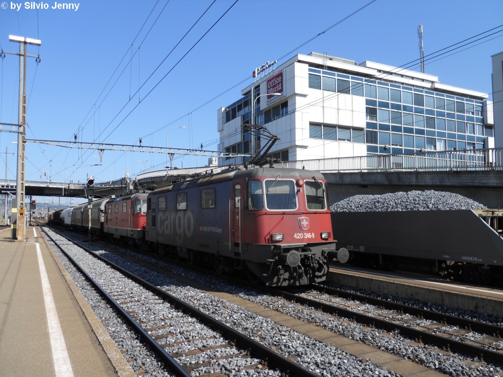 Re 420 346-9 + 11238 am 8.7.2010 in Zrich-Altstetten mit einem kurzen ''Gemischtwarenladen'' zum RBL.