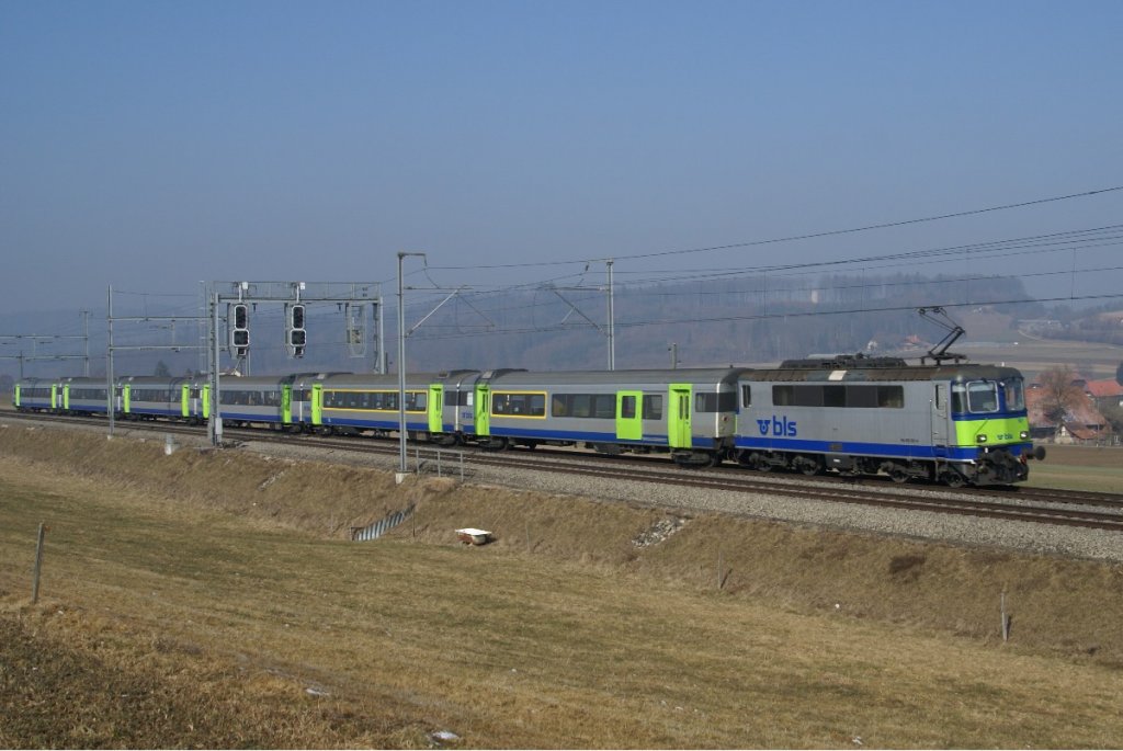 Re 420 501-9 befindet sich am 13.7.10 mit einem EW III-Pendelzug in Riedbach.