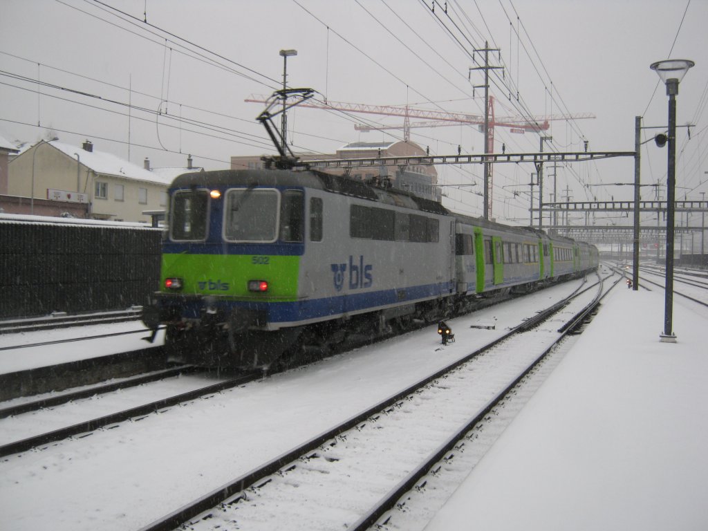 Re 420 502 mit EW III Pendel in Olten. Dies war der Ersatzzug zum IR 3230 (planmssig EW II Pendel), 27.11.2010. 