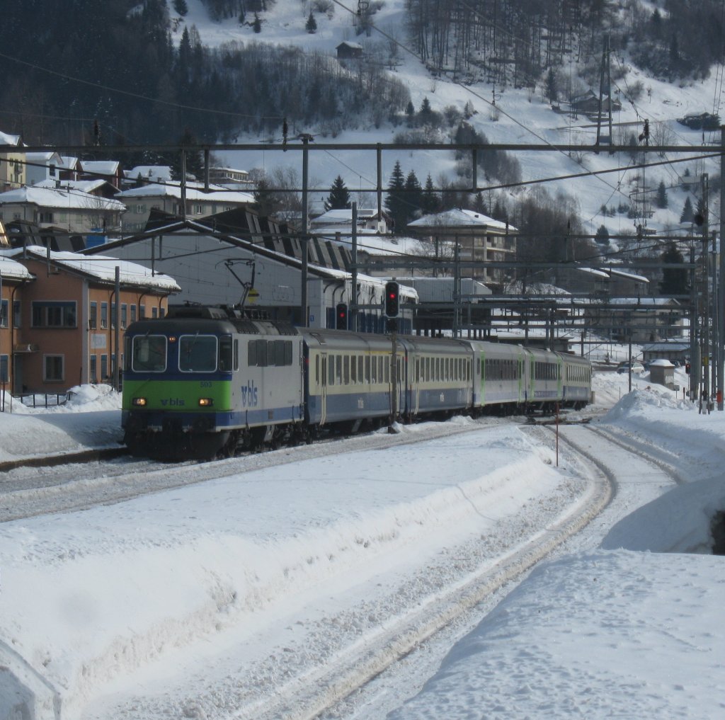 Re 420 503 mit 5 BLS Wagen (AB EWI, B EWI, B NPZ ex. RM, B ex. RM, B EWI) auf Instruktionsfahrt am Gotthard. Weit abseits des eigentlichen Einsatzgebietes fhrt diese spezielle Komposition in Airolo ein, 08.02.2012.