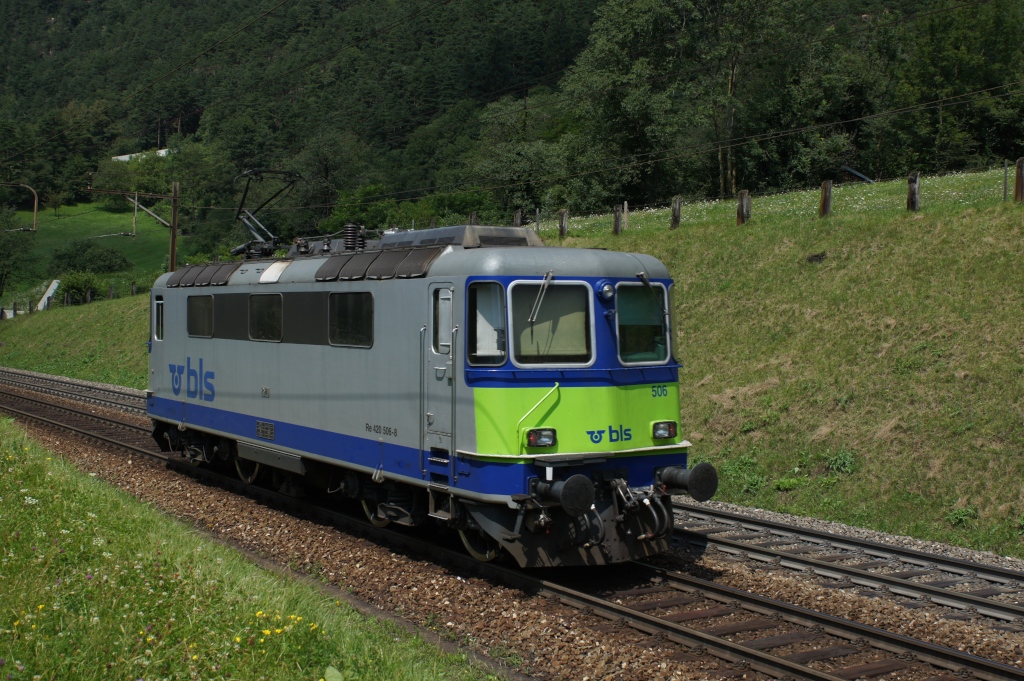 Re 420 506-8 am 25.7.12 oberhalb von Erstfeld.