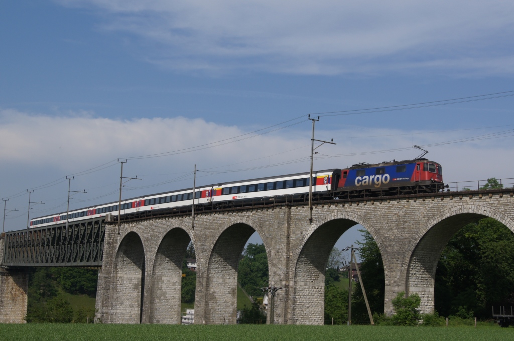 Re 421 371-6 zieht am 24.5.12 den IC 187 ber die Rheinbrcke bei Eglisau.