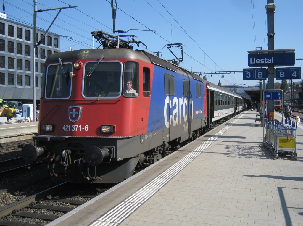 Re 421 371 mit dem IR 1776 in Liestal, 21.03.2012.