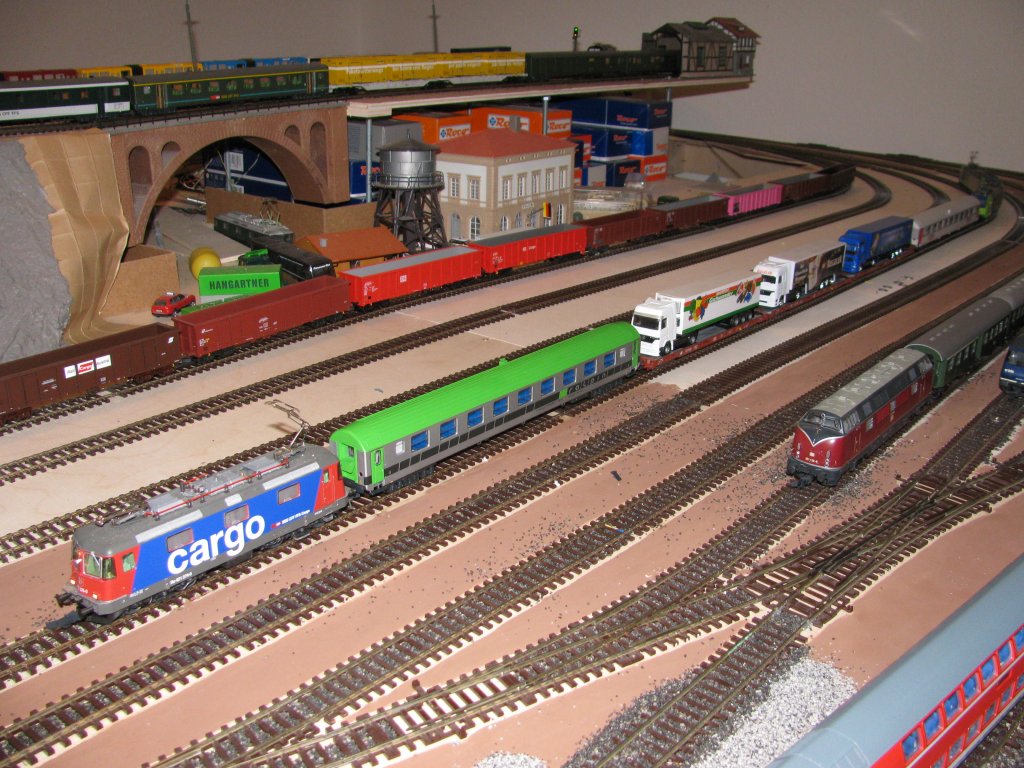 Re 421 374- steht in  Lzel SBB  mit ihrer RoLa bereit nach dem sie den Zug von der BLS bernommen hat ; 28.01.2010