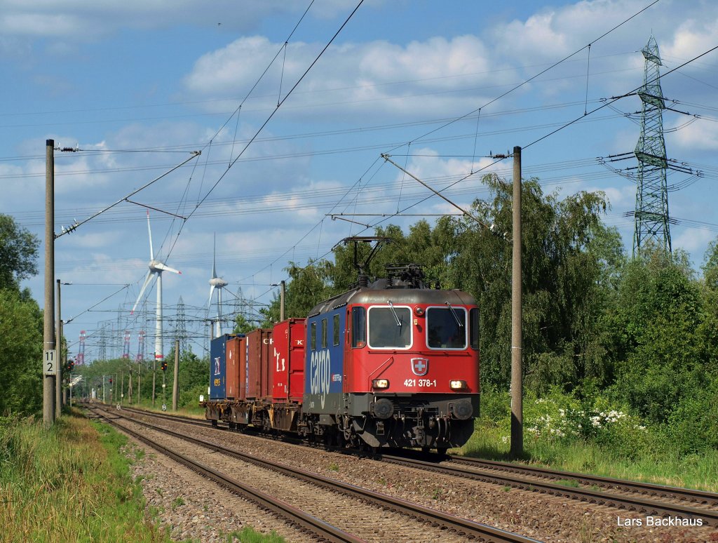 Re 421 378-1 hat am 23.06.10 schwer zu ziehen. Mit 3 Containertragwagen durchfhrt sie Hamburg-Moorburg Richtung Hamburg-Harburg.