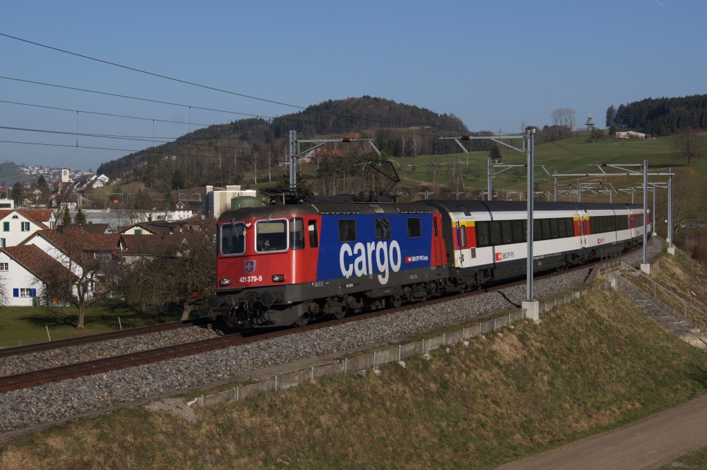 Re 421 379-9 zieht am 16.3.12 den EC 194 von Sirnach Richtung Eschlikon.