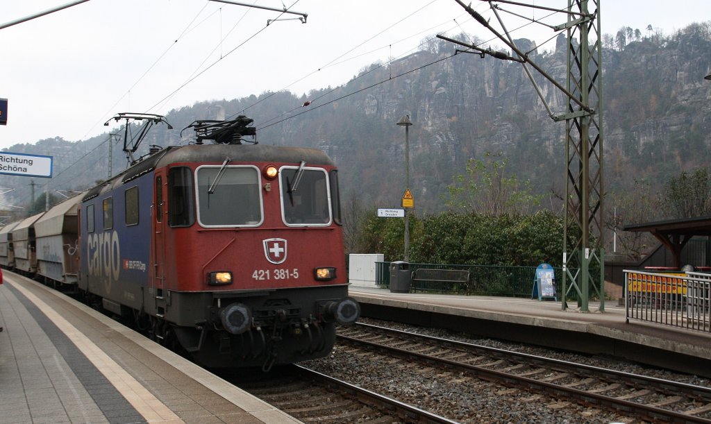 Re 421 381-5 der SBB-Cargo mit einem Kalkzug/Sandzug durchfhrt am 8.11.2011 den Bahnhof Rathen im Elbsandsteingebirge Richtung Bad Schandau. Ca. 20 min spter ist die Lok wieder Solo Richtung Dresden gefahren. 
