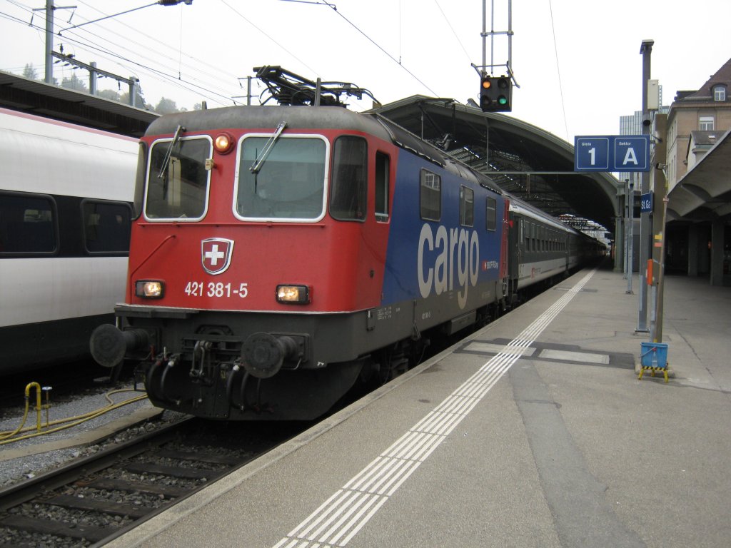 Re 421 381 als EC 194 mit drei Bpm 51 Verstrkungswagen im Bahnhof St. Gallen, 09.10.2010.