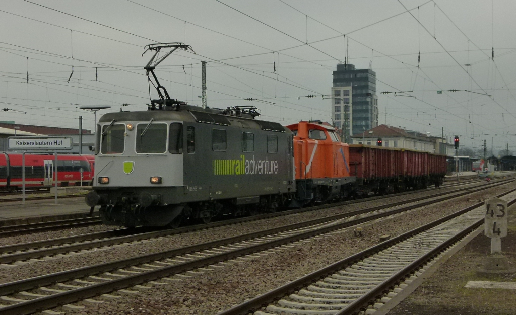 Re 421 383 der Railadveture ist mit 211 237-0 im schlepp und drei Schttgutwagen am 28.01.2012 in Kaiserslautern