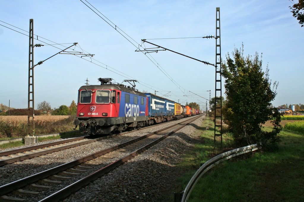 Re 421 385-6 war am 20.10.12 mit einem KLV-Zug Richtung Schweiz unterwegs. Aufgenommen wurde das Bild sdlich von Buggingen.