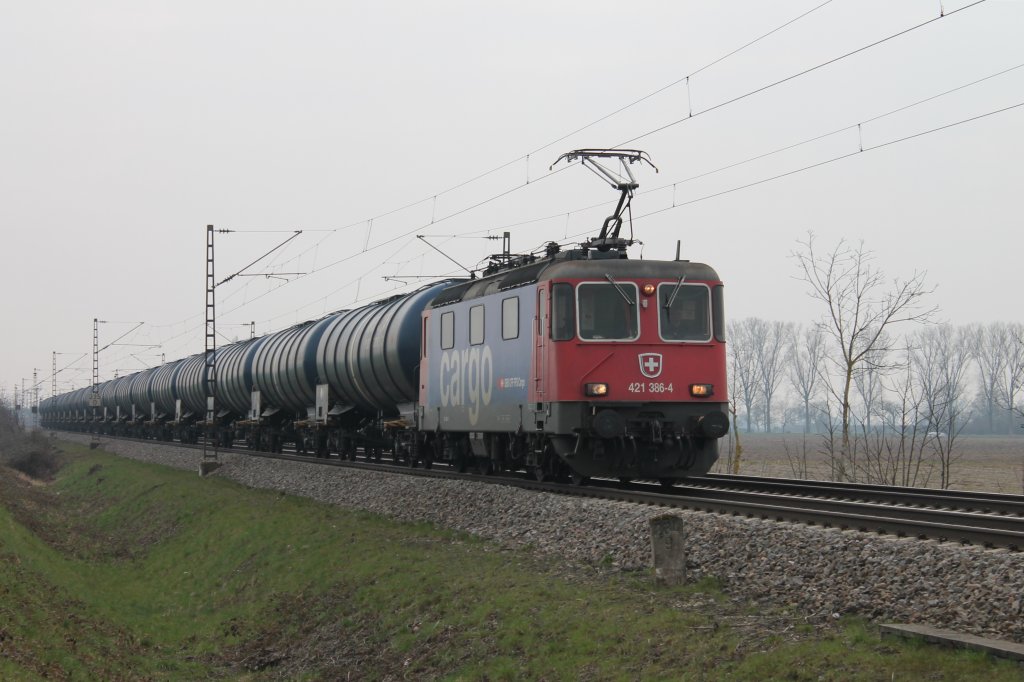 Re 421 386-4 am 27.03.2013 kurz hinter Mllheim (Baden) mit einem Kesselwagenganzzug von Wascosa.