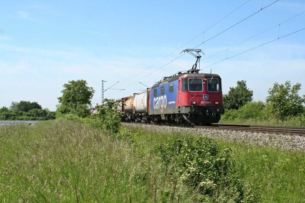 Re 421 386-4 mit einem KLV-Zug am Vormittag des 06.06.13 auf dem Weg Richtung Norden, hier sdlich von Buggingen aufgenommen.