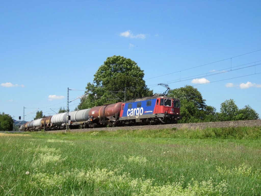 Re 421 386 von SBB Cargo mit Kesselzug bei Halach Richutng Kronach unterwegs.