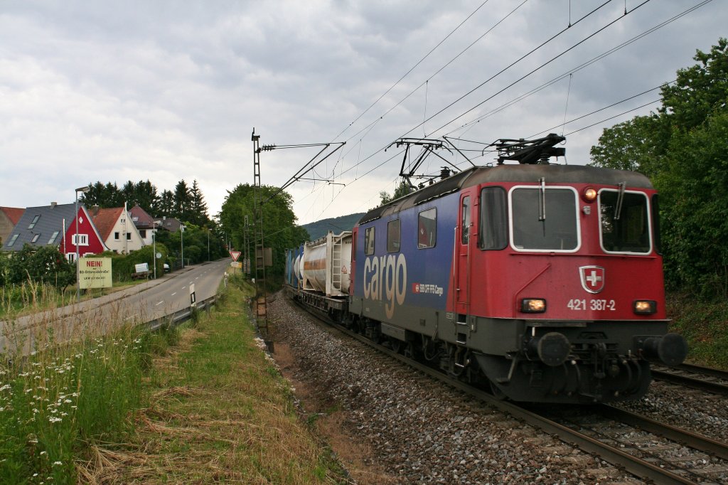 Re 421 387-2 mit einem KLV-Zug am Nachmittag des 25.06.13 kurz nach dem Bahnhof Schallstadt.