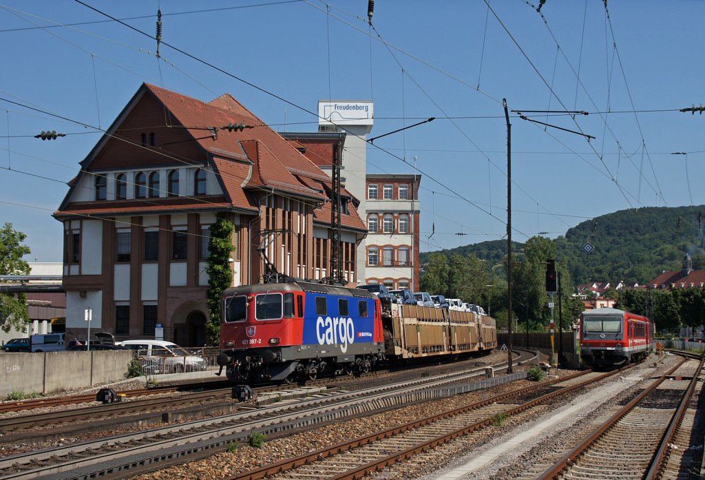 Re 421 387-2 von SBB Cargo fhrt mit einem Auto-Ganzzug in Weinheim(Bergstrae) ein. 24.07.12