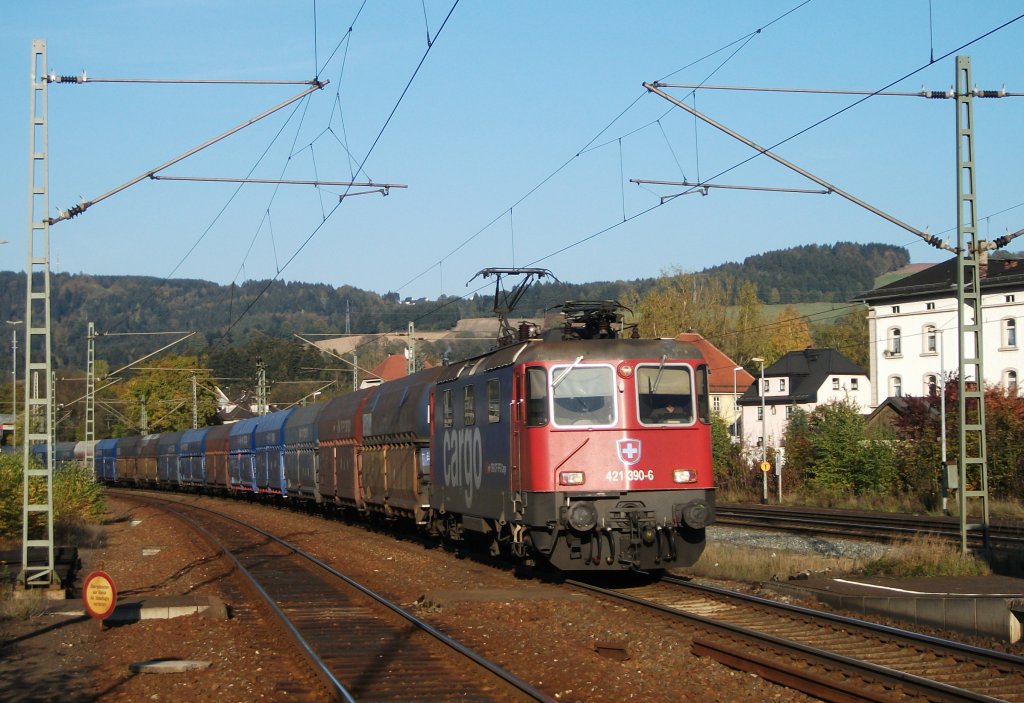 Re 421 390 von SBB Cargo durchfhrt am 22.Oktober 2011 mit dem PKP Kohlezug den Bahnhof Pressig-Rothenkirchen.