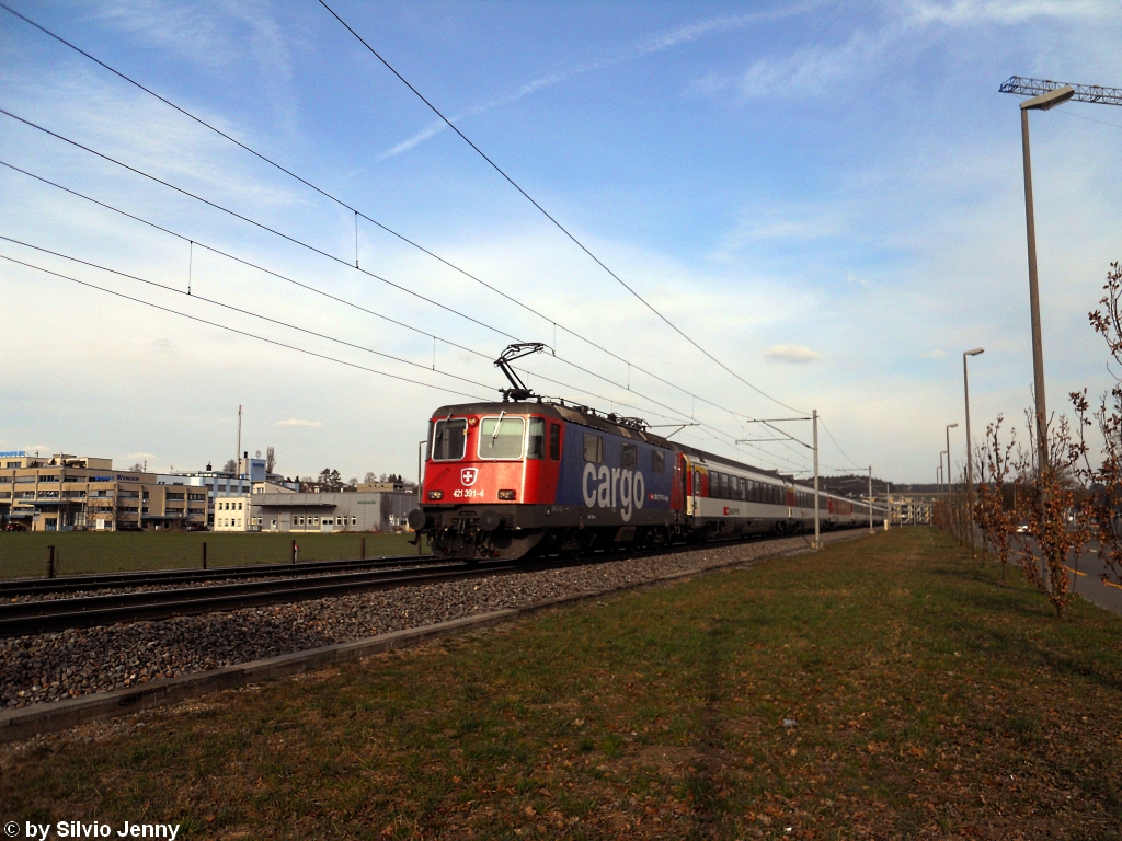 Re 421 391-4 am 14.3.2011 bei der Druchfahrt in Winterthur Hegi als EC 194 nach Zrich. Dass diese Lok hier so normal Durchfhrt ist nicht selbstverstndlich. Denn im Herbst 2008 verunfallte die Lok in Hamburg un wurde schwer beschdigt. Im Unfallbericht hiess es, die Lok erlitt einen Totalschaden. Nur aufgrund dessen, dass SBB Cargo zuwenige Re 421 vorrtig hatte, wurde die Lok wiederaufgebaut.