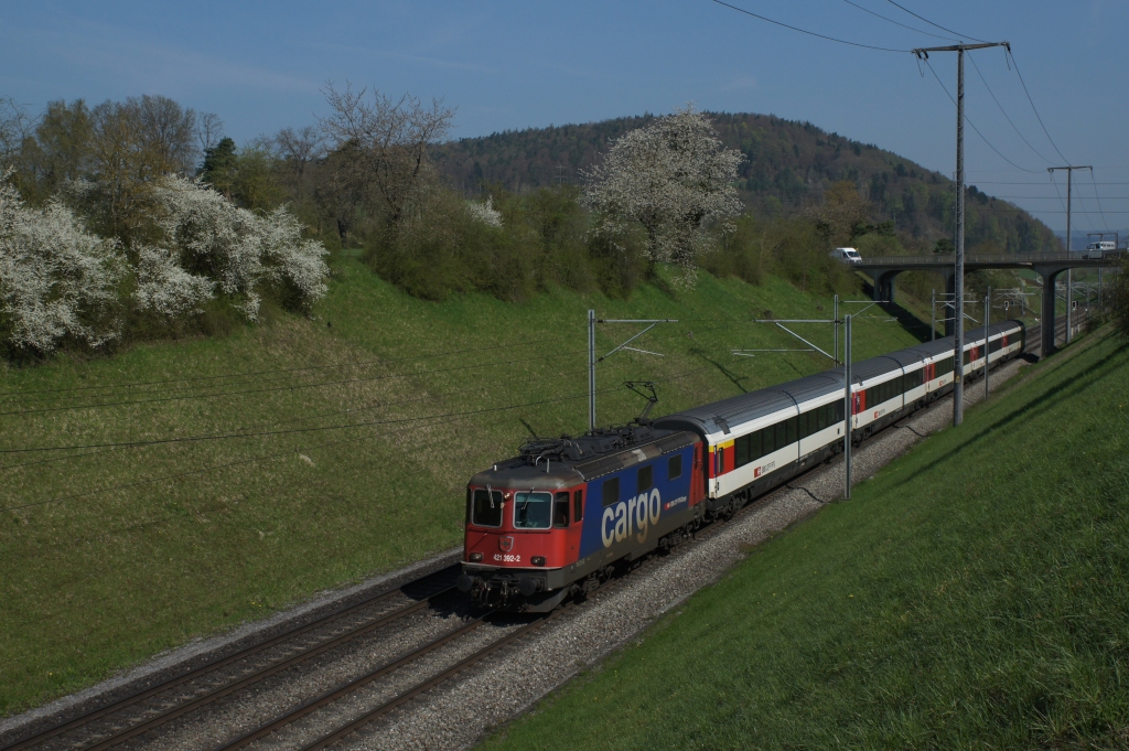 Re 421 392-2 zieht am 24.04.2013 den IC 181 von Schaffhausen Richtung Zrich, aufgenommen bei Glattfelden.