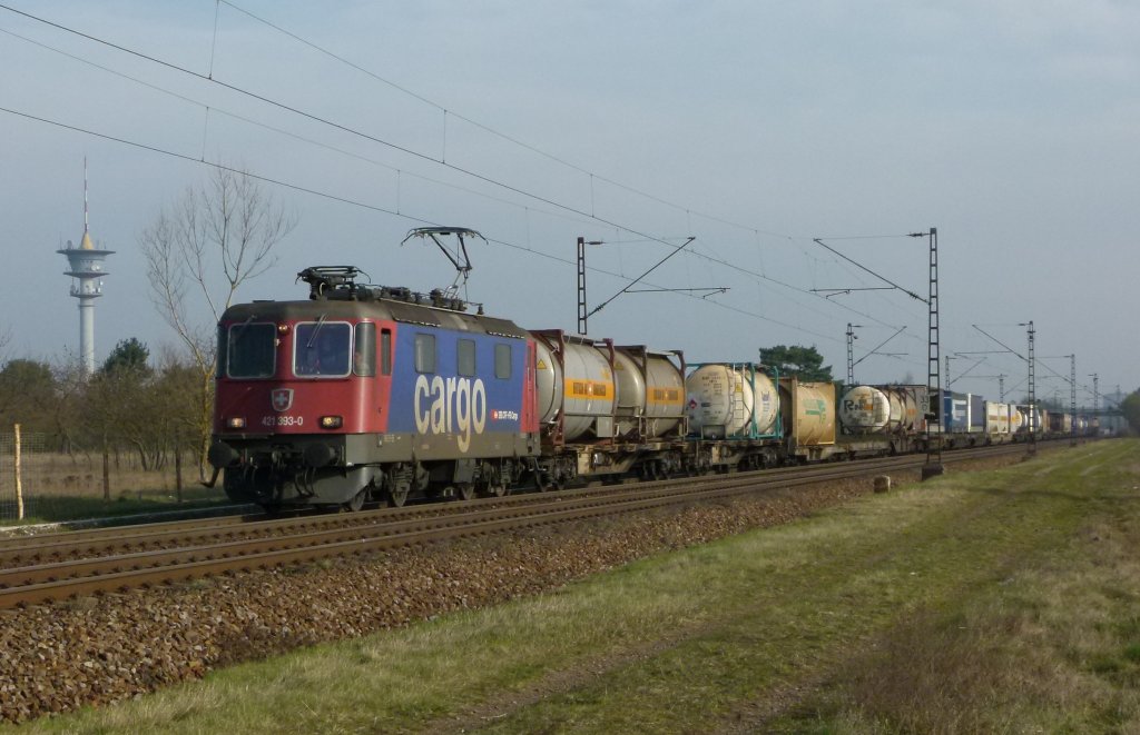 Re 421 393-0 ist mit einem Containerzug am 29.03.2012 in Wiesental